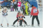 26 января в горнолыжном клубе «Кант» особым детям — участникам проекта «Лыжи мечты» помогали кататься Марат Башаров (слева) и другие известные люди. Фото Яны ВОРОТОВОВОЙ