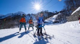 Курорт «Роза Хутор» провел 1700 часов занятий горными лыжами для детей с ограниченными возможностями здоровья